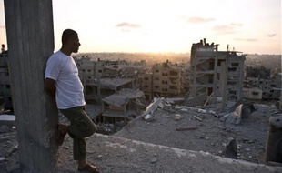 Un Palestinien dans le quartier de Al-Chaas regarde la ville de Gaza dévastée, profitant de l'accalmie offerte par la trêve entre le Hamas et Israël le 16 août 2014