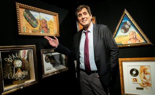 Max Guazzini au milieu des disques d'or de Dalida qu'il met aux enchères au profit de la fondation Brigitte Bardot.