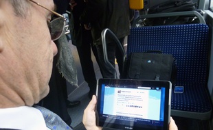 Illustration d'un homme utilisant sa tablette, ici dans un bus à Rennes.
