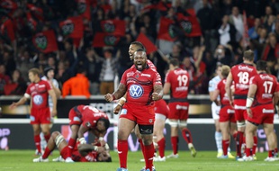 La joie des joueurs de Toulon après leur qualification pour la finale du Top 14 en battant le Racing Metro.