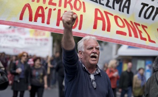 Un manifestant scande des slogans anti-austérité dans le centre d'Athènes, le 6 mai 2016 en Grèce.