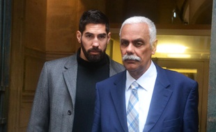 Nikola Karabatic et l'un de ses avocats, à l'ouverture du procès en appel.