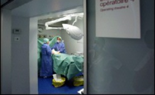 Cent treize blocs opératoires d'hôpitaux publics français qui effectuent moins de 2.000 actes chirurgicaux par an devraient être fermés "sans délai" au nom de la qualité des soins, estime le Conseil national de la Chirurgie (CNC) dans un rapport remis au ministre de la Santé.