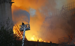 400 pompiers sont mobilisés pour lutter contre l'incendie qui ravage Notre-Dame de Paris, le 15 avril 2019.