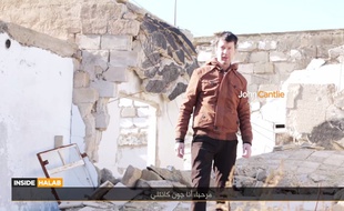John Cantlie, photojournaliste britannique capturé par Daesh, qui en fait sa propagande.
