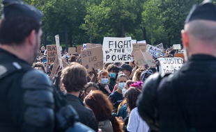 Des gendarmes devant des manifestants à Paris, le 6 juin 2020, dans un contexte où l'état d'urgence sanitaire interdit les rassemblements de plus de 10 personnes.