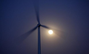 Le président mauritanien Mohamed Ould Abdel Aziz a lancé jeudi les travaux de construction de la première centrale d'énergie éolienne du pays, d'un coût global de 43 millions d'euros, a constaté un journaliste de l'AFP.