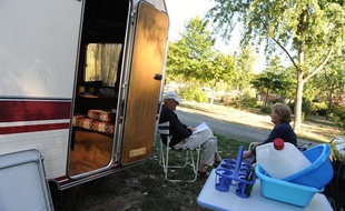 Un couple de personnes âgées au camping du chêne, à Saint Julien de Concelles.