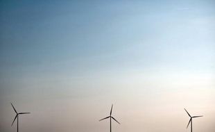 Des groupements menés par EDF, GDF Suez et le groupe espagnol Iberdrola se sont déclarés mercredi candidats à un appel d'offres géant du gouvernement, qui vise à installer pour la première fois des centaines d'éoliennes au large des côtes de la Manche et de l'Atlantique.