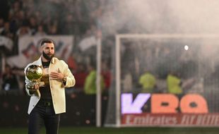 Real Madrid's French forward Karim Benzema poses on the pitch with his Ballon d'Or trophy at half time of the French L1 football match between Olympique Lyonnais (OL) and OGC Nice at The Groupama Stadium in Decines-Charpieu, central-eastern France, on November 11, 2022. (Photo by OLIVIER CHASSIGNOLE / AFP)