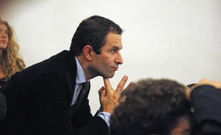 Benoît Hamon, porte-parole du PS, a jugé lundi "incroyable" le "procès en germanophobie" intenté aux socialistes par la droite, alors que Nicolas Sarkozy a "capitulé en rase campagne" devant Angela Merkel.