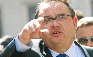 Fils d'immigrés toscans, Patrick Mennucci a grandi à La Cabucelle (15e).