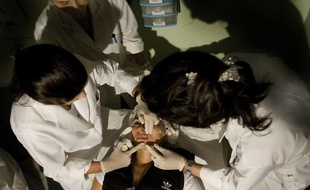 Une patiente reçoit des injections d'acide hyaluronique dans ce cadre de soins de médecine esthétique gratuits dispensés par la Brazilian Society for Aesthetic Medicine, en Novembre 2008 à Rio de Janeiro