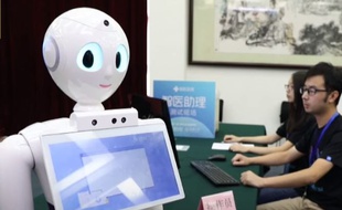 Xiao Yi, robot développé par la société chinoise iFlyTek et l'Université Tsinghua de Pékin, a réussi le concours de médecine.