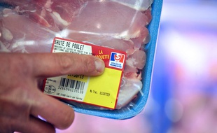 Une barquette de poulet de production française en vente dans un supermarché (illustration).