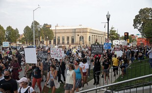 Des milliers de personnes ont manifesté à Kenosha, dans le Wisconsin le 24 août 2020 contre les violences policières.