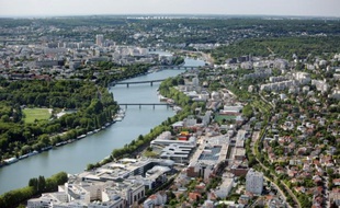 Vue aérienne sur la Seine et la ville de Suresnes, le 14 juillet 2009