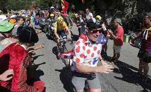 Chris Froome dans la montée finale de la 10e étape du Tour de France, vers La Pierre-Saint-Martin, le 14 juillet 2015.