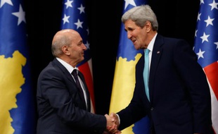 Le Premier ministre kosovar, Isa Mustafa, et le secrétaire d’État américain John Kerry, le 2 décembre 2015 à Pristina