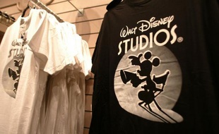 Le groupe de médias et de loisirs Walt Disney a publié mardi un bénéfice net trimestriel record, en hausse de 24% à 1,83 milliard de dollars, pour le troisième trimestre de son exercice décalé.