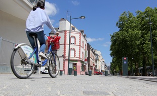 Illustration d'une cycliste circulant sur le mail François Mitterrand, à Rennes.