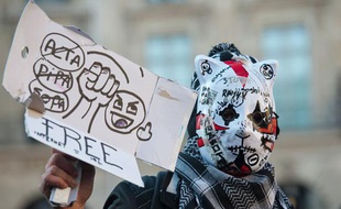 Manifestation des Anonymous et du collectif La Quadrature du Net contre la mise en place de l'ACTA, un accord international anti-contrefacon pour lutter contre le piratage internet. Paris le 11 fevrier 2012.