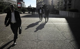 Des employés du quartier de la Défense le 14 octobre 2014 à Paris