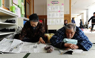 Des Japonais évacués après le tsunami, le 13 mars 2011.