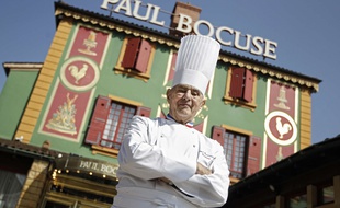 Le chef Paul Bocuse devant son restaurant de Collonges-au-Mont-d'Or en 2011