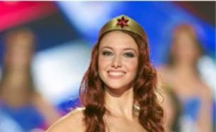 Delphine, en tenue wonderwoman.