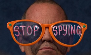 Un homme proteste lors de l'audition du directeur de la NSA (National Security Agency), le général Kieth Alexander, devant une commission d'enquête du Sénat à Washington le 29 octobre 2013