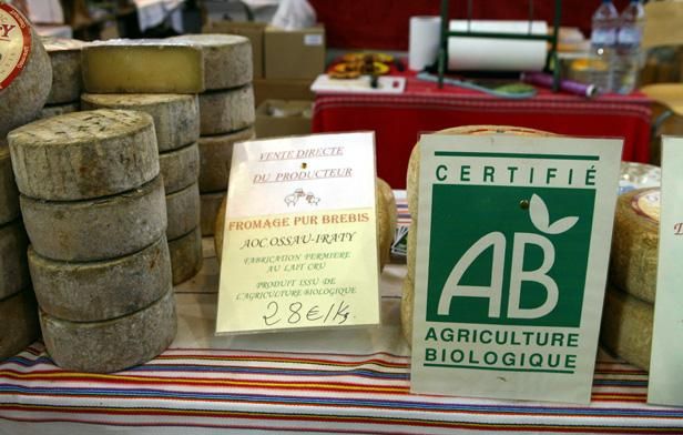 Du fromage bio, portant le label AB (agriculture biologique).