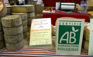 Du fromage bio, portant le label AB (agriculture biologique).