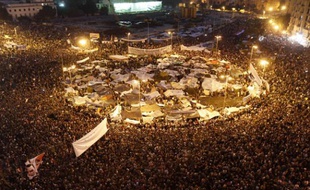 Des centaines de milliers de manifestants sont rassemblés place Tahrir pour protester contre le gouvernement, Le Caire, Egypte, le 8 février 2011.