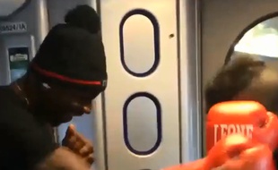 L'attaquant de Liverpool Mario Balotelli joue à un combat de boxe dans un train.