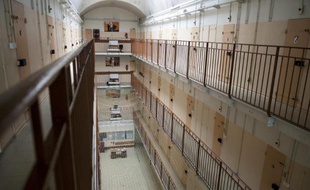 Les coursives des quartiers des hommes dans la prison de Fresnes, le 16 juin 2011