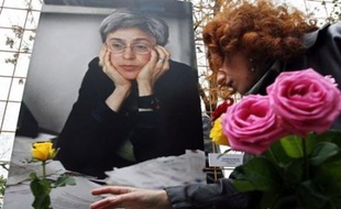 Plusieurs centaines de personnes se sont rassemblées dimanche dans le centre de Moscou sous forte surveillance policière pour rendre hommage à la journaliste Anna Politkovskaïa, assassinée il y a tout juste un an.