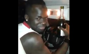 Cheick Tioté a été filmé en train de boire du champagne en conduisant.