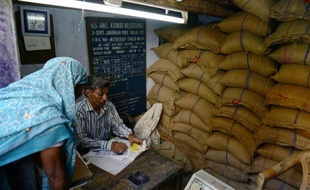 Le plan d'aide alimentaire voté par le parlement indien, le plus vaste au monde jamais mis en place, s'appuie sur des centaines de milliers d'échoppes qui distribuent riz et blé. Mais ses critiques doutent de son efficacité à cause de la corruption.
