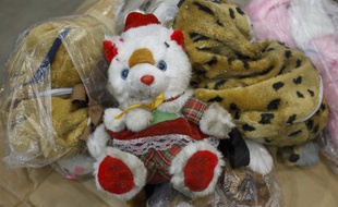 Louvres le 24 octobre 2013. Operation d'envergure et saisie de marchandises dans un entrepot par les services des douanes et la DGCCRF. Saisie et analyses sur des jouets d'origine chinoise non conformes ou dangereux contenant des objets pouvant se detacher, etre ingerer ou contenant des substances chimiques nocives pour les enfants.