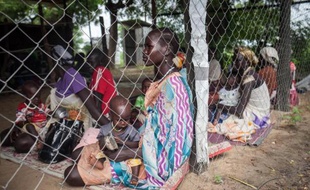Des femmes et leurs enfants, souffrant de malnutrition, sont soignés à l'hôpital de Leer, au Soudan du Sud, le 7 juillet 2014