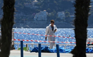 Les corps des victimes, allongés sur la Promenade des Anglais, au lendemain de l'attaque terroriste le 15 juillet 2016 à Nice