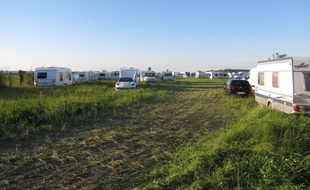 180 caravanes se sont installées dimanche sur ce champ de 4,5 hectares appartenant à un agriculteur de Genas.