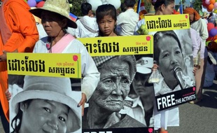 Des manifestants dans les rues de Phnom Penh le 10 décembre 2014 pour réclamer la libération de militants actuellement emprisonnés