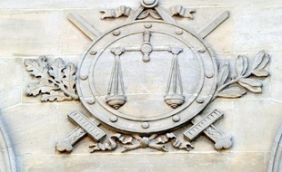 Six personnes devaient être présentées mercredi à un juge d'instruction à Nice, soupçonnées d'être impliquées dans l'assassinat d'un chef de gang en octobre 2011, dont le secret a été gardé jusqu'en décembre 2012.