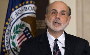 Washington a revu à la hausse mercredi le taux de croissance de l'économie américaine au deuxième trimestre mais cela ne devrait pas influencer le discours, très attendu, que le président de la banque centrale des Etats-Unis (Fed) Ben Bernanke doit prononcer vendredi.