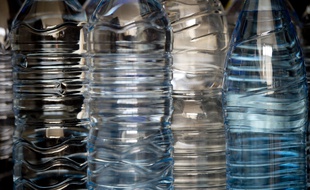 Une tonne d'asphalte sera obtenue avec 1.000 bouteilles en plastique. (illustration)