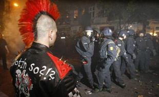 Traditionnels heurts entre policiers et autonomes à Berlin, dans la nuit du 30 avril au 1er mai 2009.