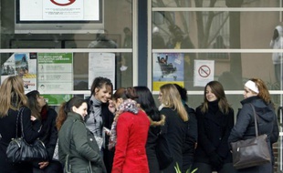 Les lycées ont été appelés à créer des zones fumeurs, après les attentats du 13 novembre, pour éviter les attroupements d'élèves à l'extérieur des établissements