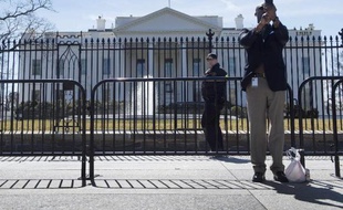 Un employé en uniforme du Secret Service américain (c) patrouille devant la Maison Blanche à Washington le 12 mars 2015